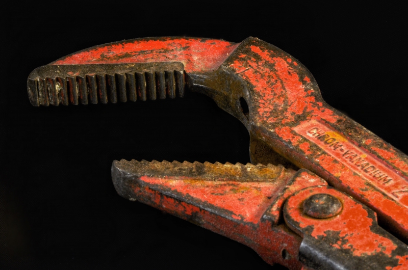 plombier-LE REVEST LES EAUX-min_pipe-wrench-318084